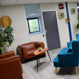 Bureau privé 13 m² 2 postes Location bureau Rue des Commeres Coignières 78310 - photo 2